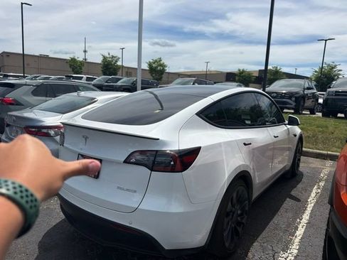 Used 2023 Tesla Model Y Performance AWD/4WD image 3