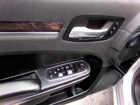 Used 2018 Chrysler 300 Limited image 12