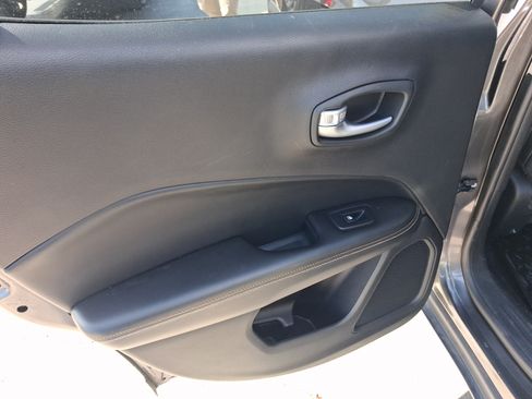 Used 2018 Jeep Compass Latitude w/ Popular Equipment Group FWD image 26