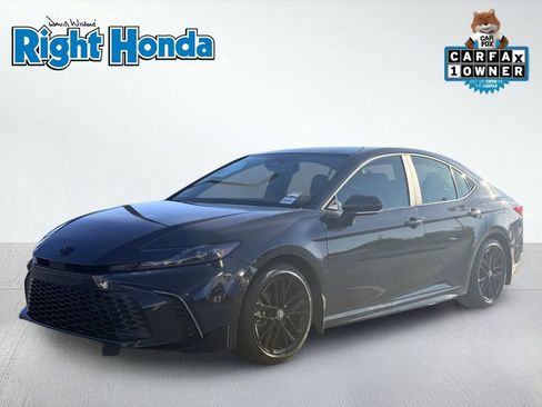 Used 2025 Toyota Camry SE w/ Convenience Package FWD image 1