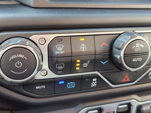 Used 2022 Jeep Wrangler Unlimited Sahara w/ Cold Weather Group image 26