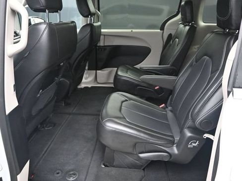 Used 2024 Chrysler Pacifica Touring-L FWD image 15