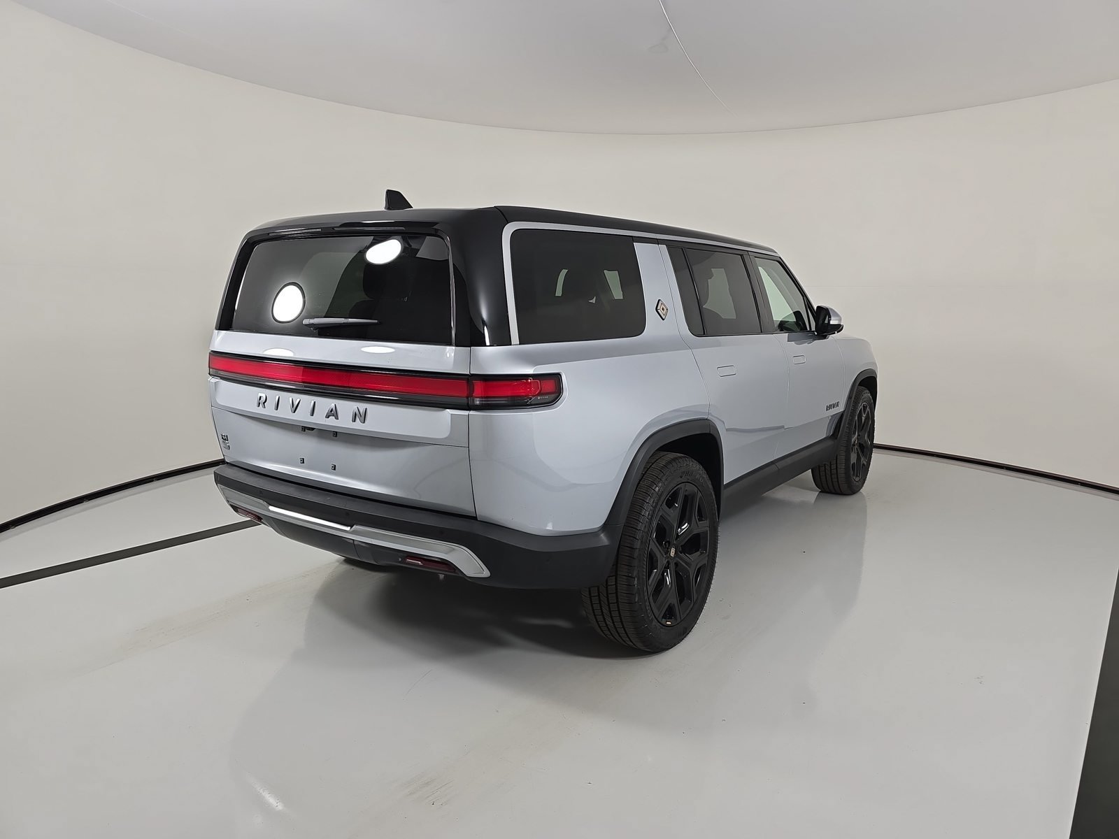Used 2024 Rivian R1S Adventure Dual AWD/4WD image 5