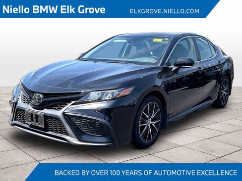 Used 2022 Toyota Camry SE FWD image 1