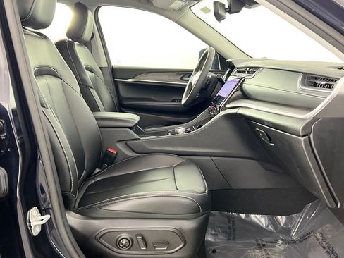 Used 2024 Jeep Grand Cherokee Limited w/ Black Appearance Package image 18