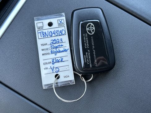 Used 2023 Toyota Highlander XLE AWD/4WD image 38