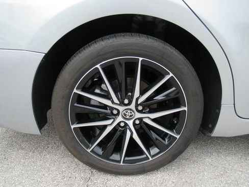 Used 2021 Toyota Camry SE FWD image 3