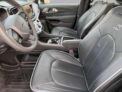 Used 2024 Chrysler Pacifica Limited w/ S Appearance Package image 11