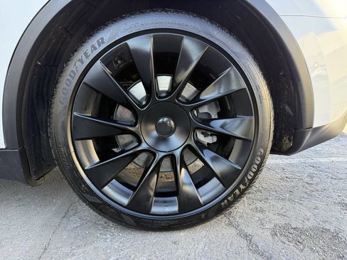 Used 2021 Tesla Model Y Long Range image 22