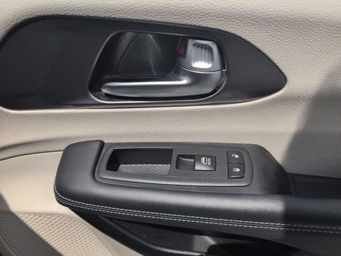 Used 2023 Chrysler Pacifica Touring-L image 33