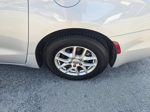 Used 2024 Chrysler Pacifica Touring-L FWD image 4