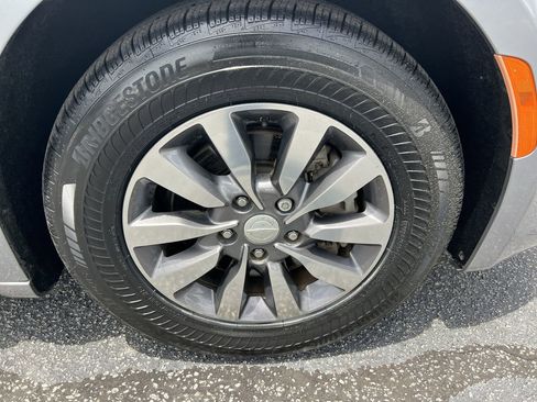 Used 2019 Chrysler Pacifica Touring-L Plus FWD image 13