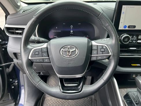 Used 2023 Toyota Highlander Platinum FWD image 17