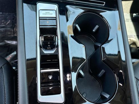 Used 2025 Volkswagen Atlas SE image 16