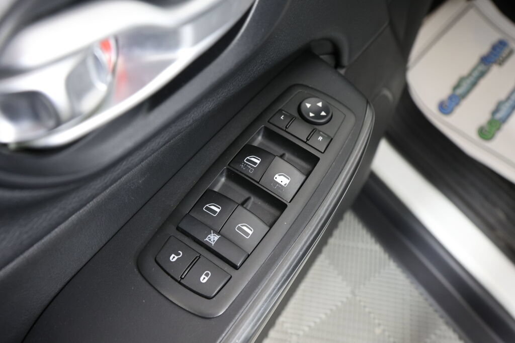 Used 2015 Jeep Cherokee Trailhawk w/ Comfort/Convenience Group AWD/4WD image 31