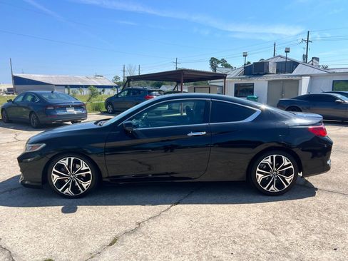 Used 2017 Honda Accord Touring image 2