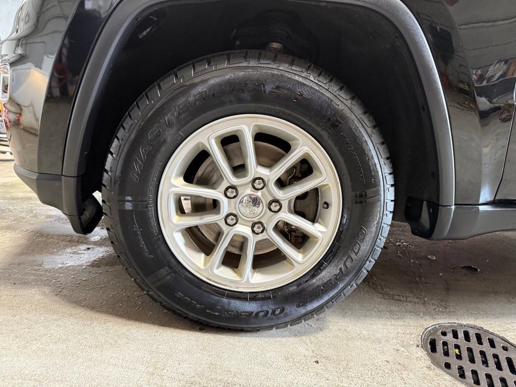 Certified 2020 Jeep Grand Cherokee Laredo AWD/4WD image 36