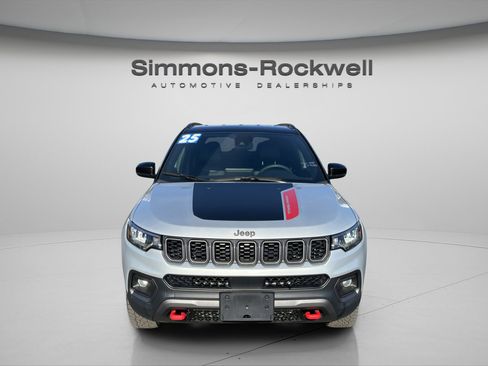 Used 2025 Jeep Compass Trailhawk AWD/4WD image 2