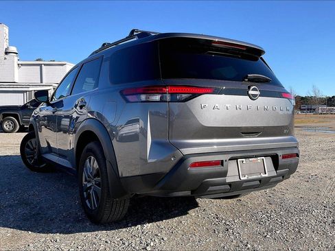 Used 2024 Nissan Pathfinder SV image 4