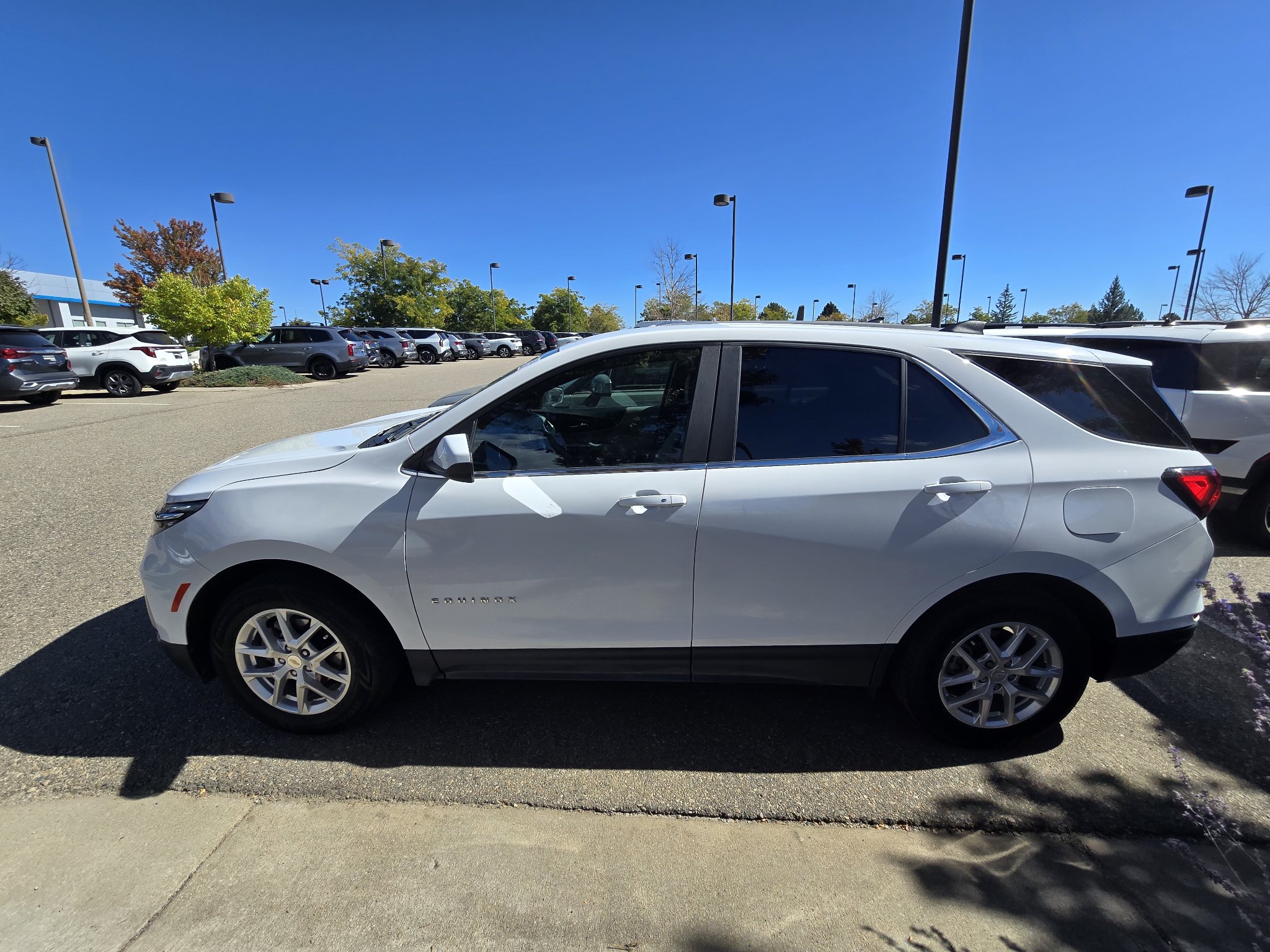 Used 2024 Chevrolet Equinox LT AWD/4WD image 2