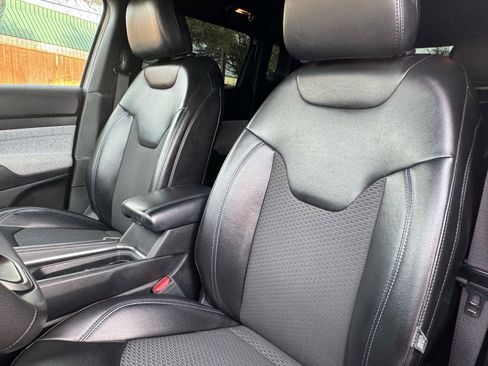 Used 2023 Jeep Compass Latitude image 24