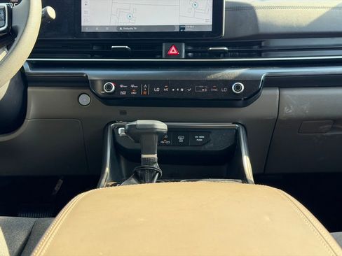 Used 2025 Kia Carnival LX FWD image 22