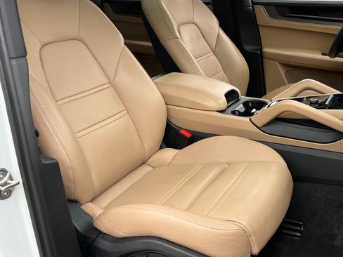 Certified 2024 Porsche Cayenne Coupe AWD/4WD image 18