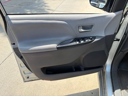Used 2019 Toyota Sienna LE FWD image 10