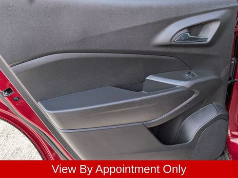 Used 2025 Chevrolet Trax LT w/ LT Convenience Package FWD image 25