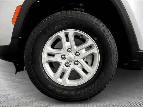 Used 2024 Jeep Grand Cherokee Laredo w/ Luxury Tech Group I AWD/4WD image 29