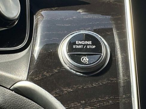 Used 2025 Mercedes-Benz GLC 300 4MATIC image 26