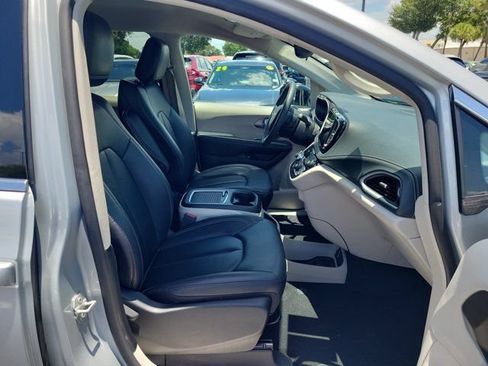 Used 2024 Chrysler Pacifica Limited FWD image 9