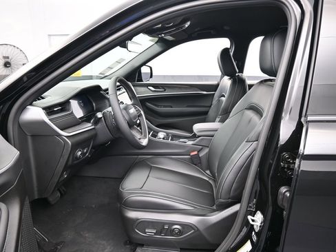 Used 2025 Jeep Grand Cherokee L Limited image 11