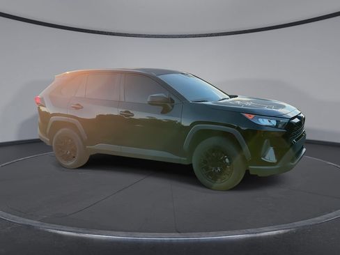 Used 2022 Toyota RAV4 LE FWD image 2