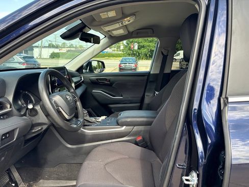 Used 2023 Toyota Highlander L FWD image 11