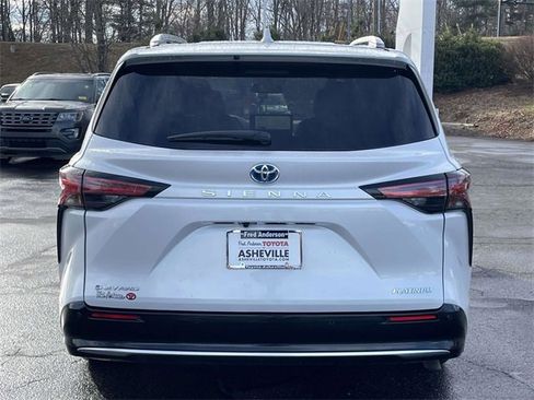 Used 2025 Toyota Sienna Platinum image 4