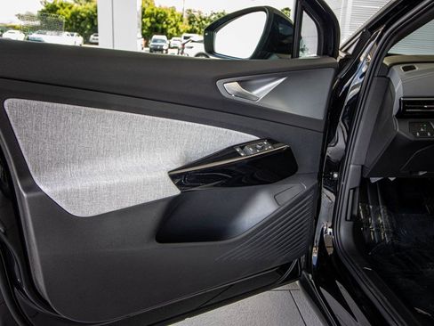 New 2025 Volkswagen ID.4 Pro image 25