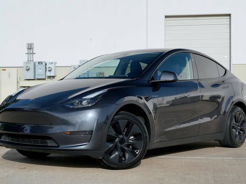 Used 2025 Tesla Model Y Long Range RWD image 2