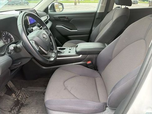 Used 2023 Toyota Highlander LE FWD image 4