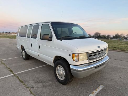 Used 2001 Ford E-350 and Econoline 350 Club Wagon image 2