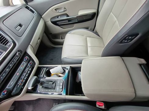 Used 2017 Kia Sedona SX FWD image 29