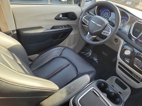 Certified 2023 Chrysler Pacifica Touring-L image 14