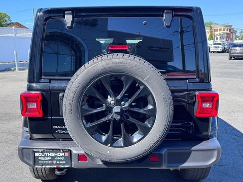 Used 2025 Jeep Wrangler Unlimited Sahara AWD/4WD image 6