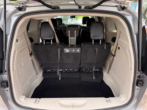 Used 2021 Chrysler Pacifica Touring-L FWD image 13