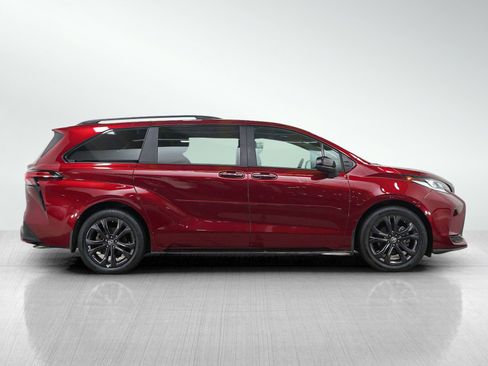 Used 2025 Toyota Sienna XSE FWD image 6