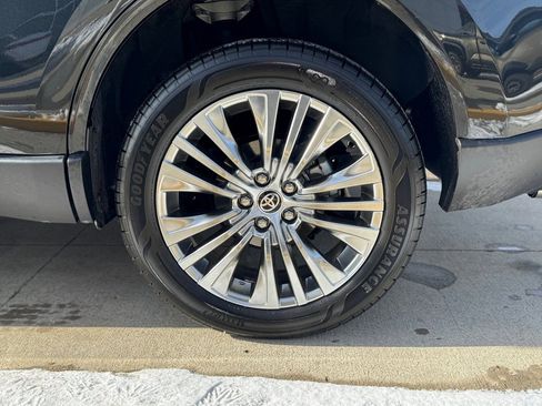 Used 2024 Toyota Venza Limited image 7