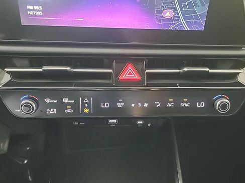 Used 2025 Kia Niro EX image 29