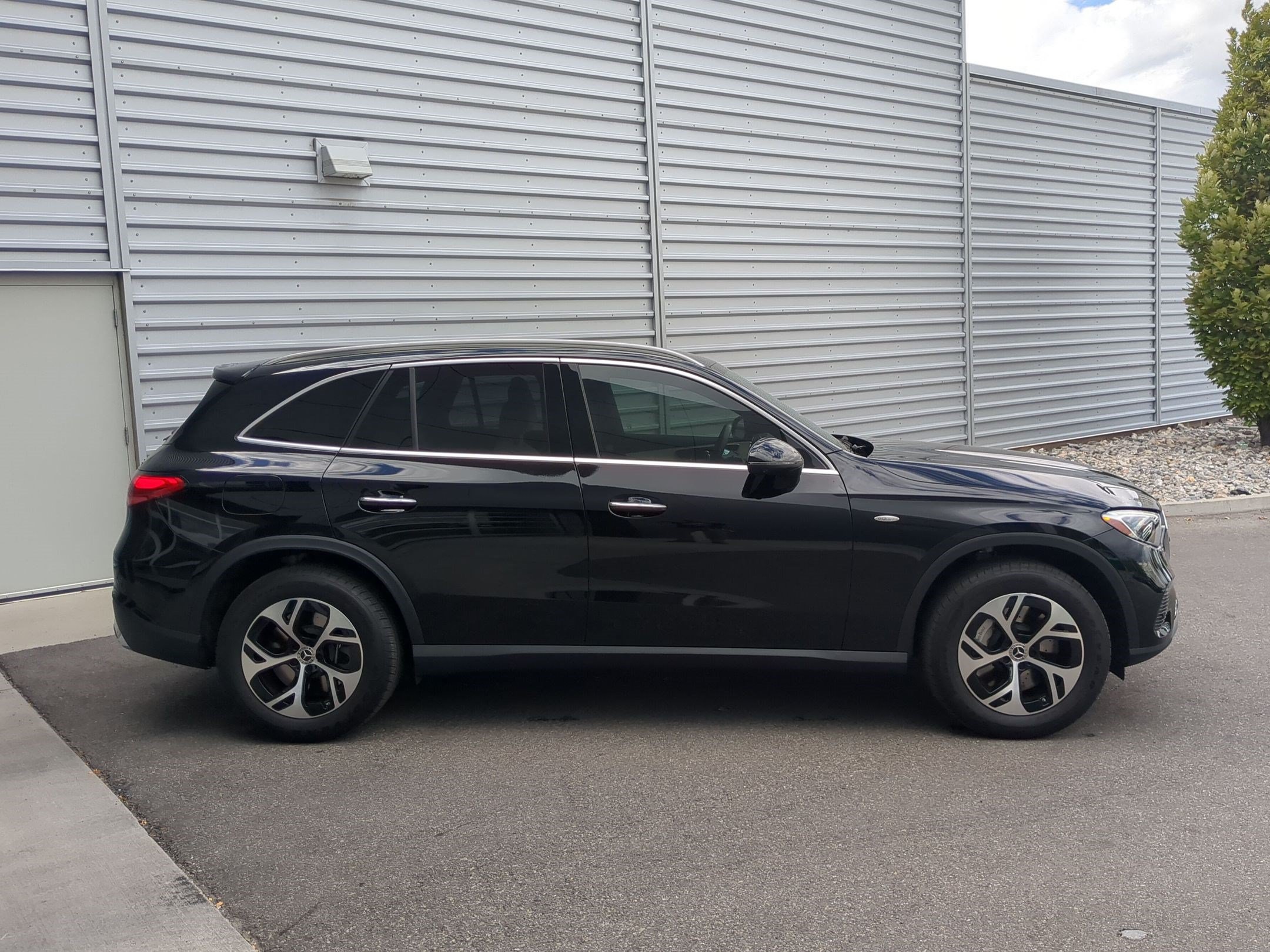 Used 2025 Mercedes-Benz GLC 350e 4MATIC image 4