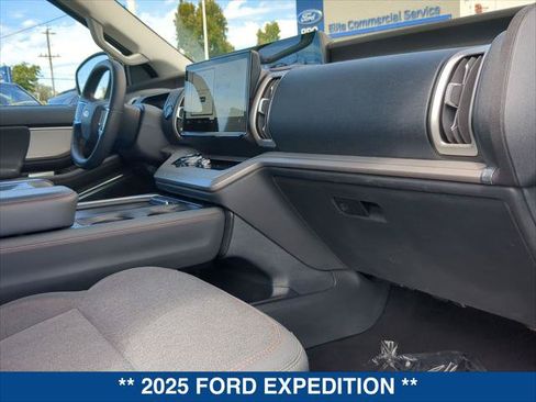 Used 2025 Ford Expedition Active RWD image 23