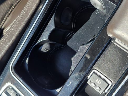 Used 2019 Jaguar F-PACE Portfolio image 35